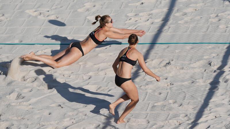Beach-Duo Ludwig/Lippmann verliert deutsches Duell bei EM Svenja Müller (l) und Cinja Tillmann haben einen erfolgreichen Start in die EM hingelegt.