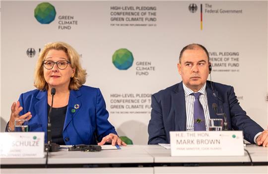 Svenja Schulze (SPD) Bundesministerin für wirtschaftliche Zusammenarbeit und Entwicklung, neben Mark Brown, Ministerpräsident der Cookinseln im Südpazifik.
