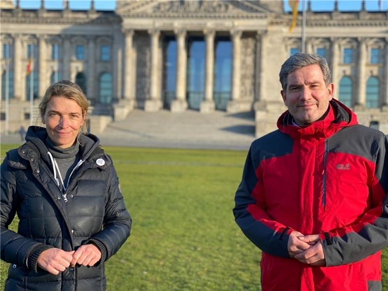 Svenja Stadler und Metin Hakverdi gestern vor dem Bundestag: Die beiden SPD-Abgeordneten setzen sich seit dem LPT-Skandal im Bund für eine stärkere Förderung tierversuchsfreier Forschungsmethoden ein.