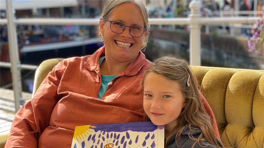 Svenja Weil und Tochter Sinje freuen sich über das bunte Fest.