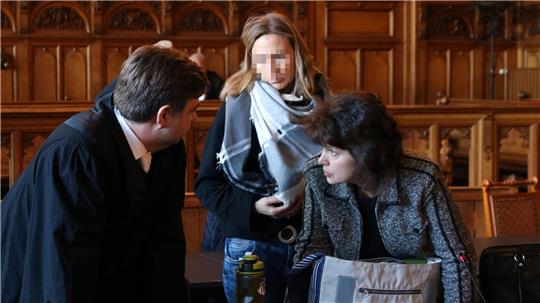 Svetlana Bolgova (Mutter von Ekaterina, rechts) unterhält sich über eine Dolmetscherin mit dem Nebenklägervertreter, Rechtsanwalt Andreas Berg. Foto: Sussek