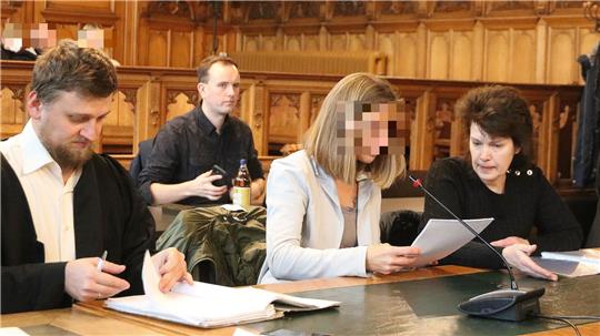 Svetlana Bolgova (rechts), Ekaterinas Mutter, verfolgt mit ihrer Dolmetscherin und ihrem Anwalt Dimitri Kurpil den Prozesstag. Foto: Sussek