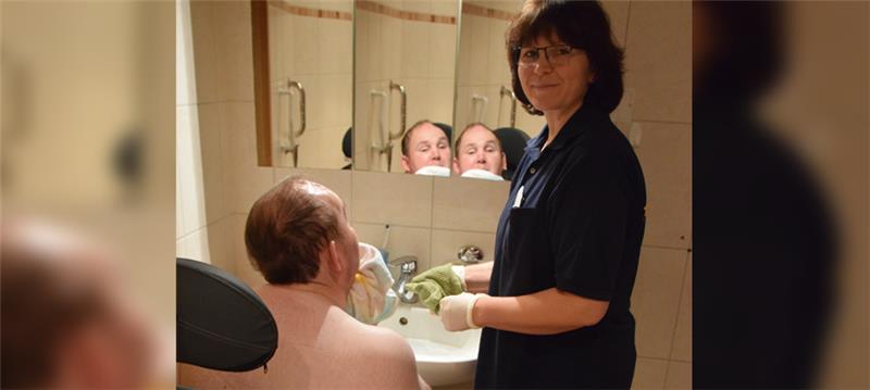 Svetlana Ernst hilft Jens Wandersee beim morgendlichen Waschen und Anziehen. Fotos Nowottny