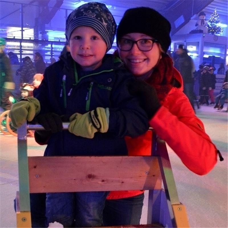 Svetlana Roth und Sohn Elwin laufen mit Stuhl durch die Arena.