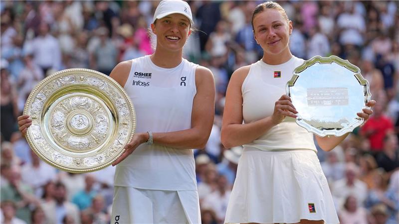 6:0, 6:0: Swiatek mit Tennis-Geschichte bei Wimbledon-Titel Swiatek und Anisimova zeigen ihre Trophäen.