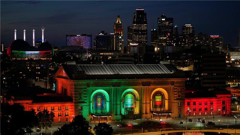 Bilder des Tages Swift und Kelsey verlobt - Die Union Station in Kansas City ist in Orange und Mint für die Sängerin Taylor Swift und in Rot und Gold für den Kansas City Chiefs Tight End Travis Kelce beleuchtet.