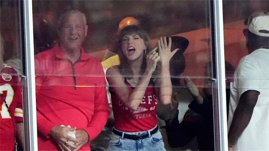 Swift und ihr Vater vor wenigen Tagen bei einem Spiel der Kansas City Chiefs, dem Team ihres Ehemanns Travis Kelce.