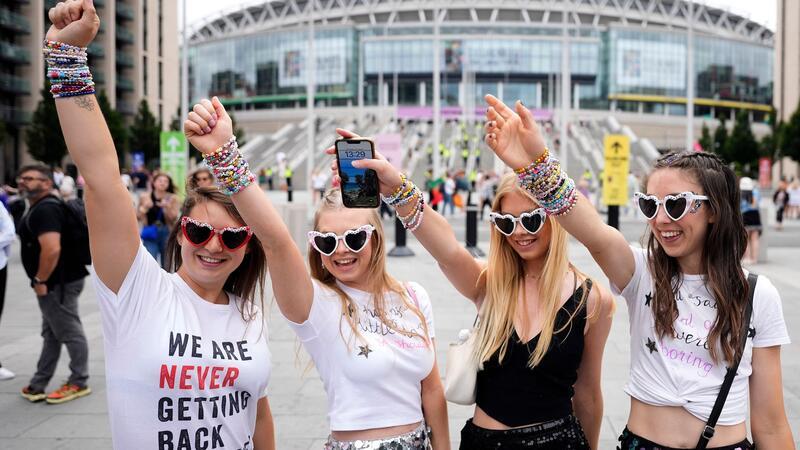 „Swifties“ freuen sich auf der Konzert der Taylor Swift’s Eras Tour in London.