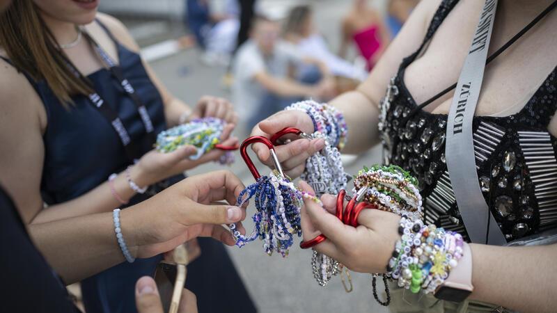 Eras-Tour in Hamburg: Das steckt hinter der Euphorie um Taylor Swift „Swifties“, wie die Fans von Taylor Swift sich nennen, tauschen auf ihren Konzerten Freundschaftsbänder.