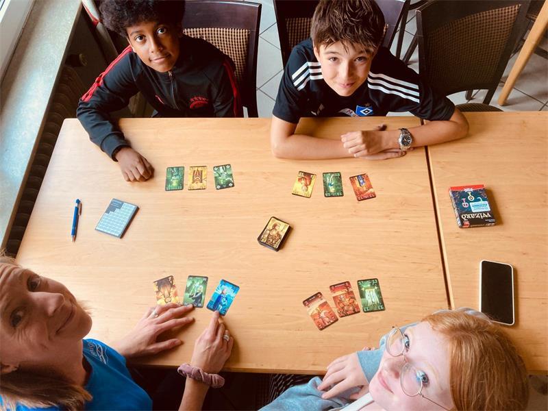 Neue Teilzeitstelle in Estebrügge: Das sind die Pläne der Jugendpflegerin Swinnen spielt mit den Kindern beim Jugendtreff manchmal Gesellschaftsspiele, zum Beispiel das Kartenspiel Wizard.