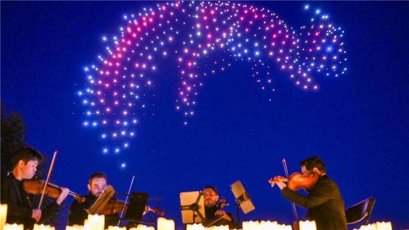 Sychronisierte Drohnen zeigen bei einer DroneArt Show Lichtbilder am Himmel über den Gärten der Welt in Berlin.
