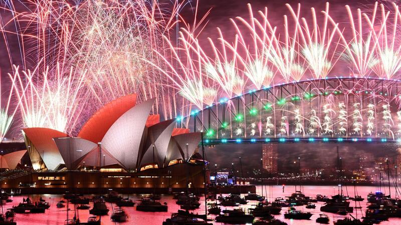 Ausgelassene Silvesterfeiern - teils schwere Zwischenfälle Sydney begrüßt das neue Jahr mit einem gigantischen Feuerwerk.