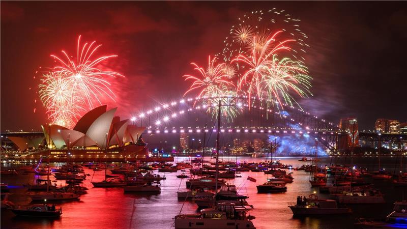 Sydney hat das neue Jahr wieder mit einem gigantischen Feuerwerk begrüßt.