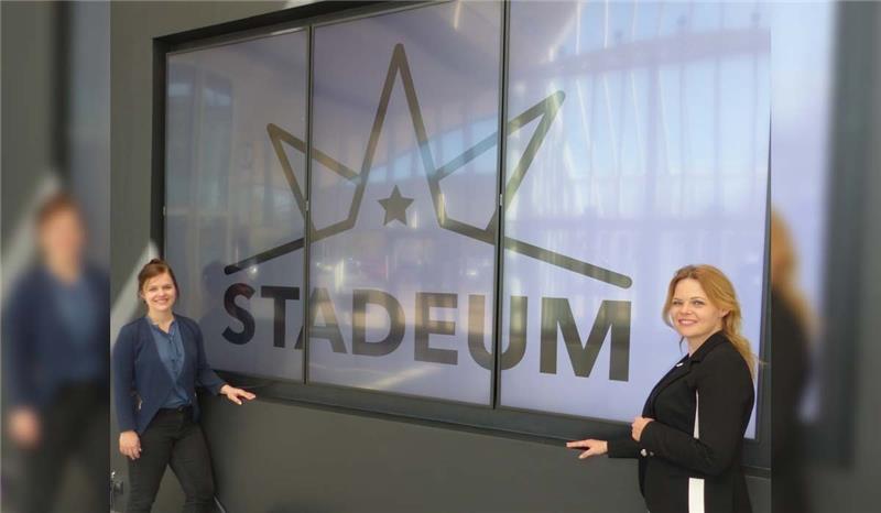 Sylvia Pohl und Silvia Stolz vom Stadeum zeigen das neue Logo, zu dem ein komplett neues Corporate Design als unverwechselbvare Handschrift des Hauses gehört. Fotos: Stadeum