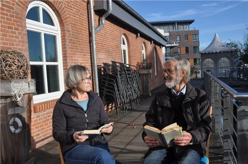 Diese Buxtehuder schwärmen von der Philosophie Sylvia Sacher-Rudorffer und Klaus Normann mit ihrer persönlichen Lieblingslektüre vor dem Kulturforum. Foto: Felsch