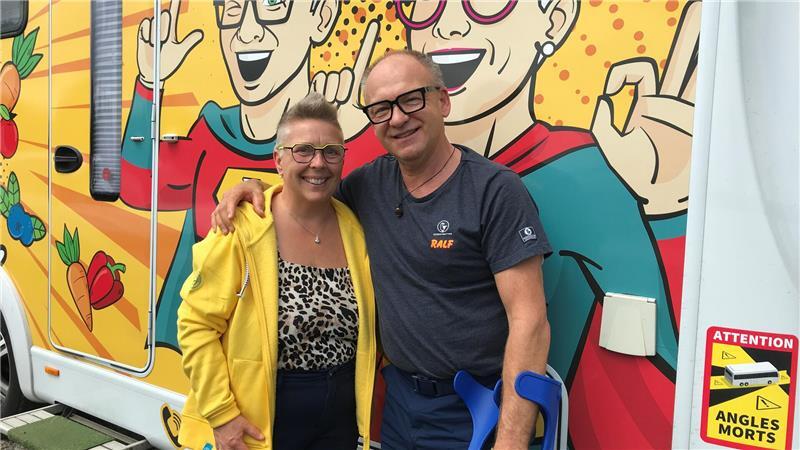 Fischbrötchen entschädigt: Pfingsturlaub startet mit Stau vor der Elbfähre Sylvia und Ralf Düfer reisen mit ihrem kunterbunten Wohnmobil seit sechs Jahren der Sonne entgegen. Da berührt sie der Stau vor der Wischhafener Elbfähre kein bisschen.