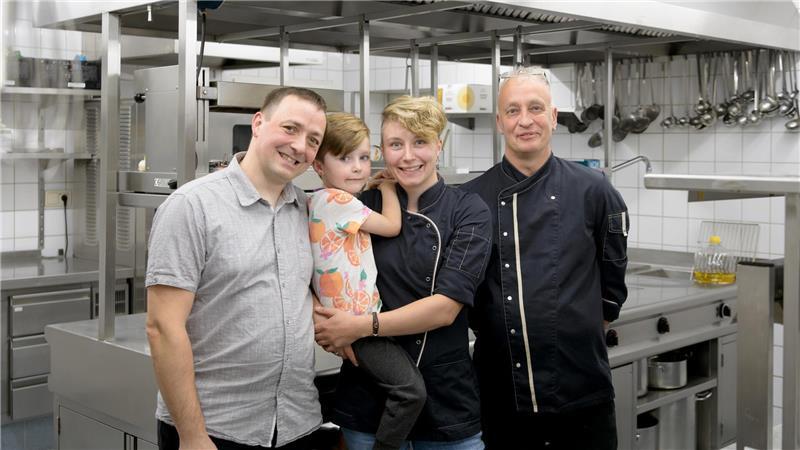 Nach 30 Jahren: Gastwirt gibt Kult-Restaurant Zur Mühle ab Sylvio, Zoey und Eileen Gasse mit Andreas Tolle (von links).