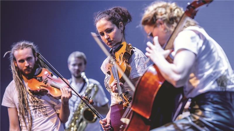 Symbiose aus Komposition und freier Improvisation: Das Stegreif Orchester eröffnet dem Publikum eine ganz neue Herangehensweise an klassische Musik.