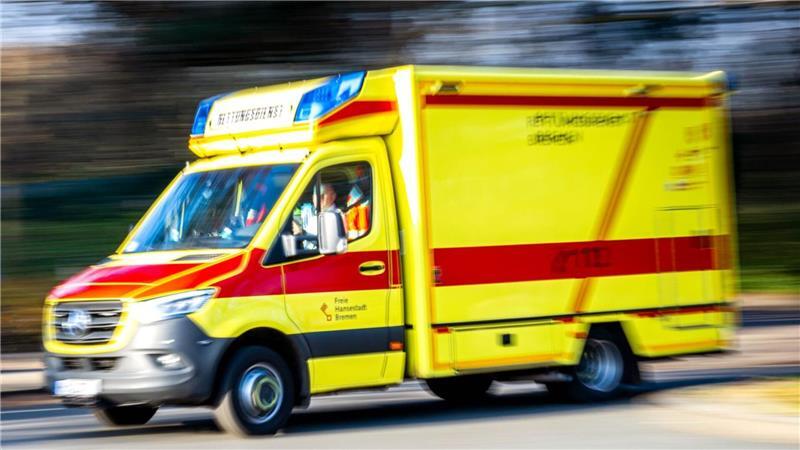 B71-Unfall: 25-Jähriger kracht in Leitplanke, Bäume und Verkehrszeichen Symbolbild.