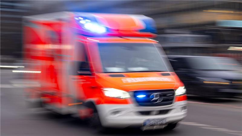 Ein Rettungswagen fährt auf der Straße.