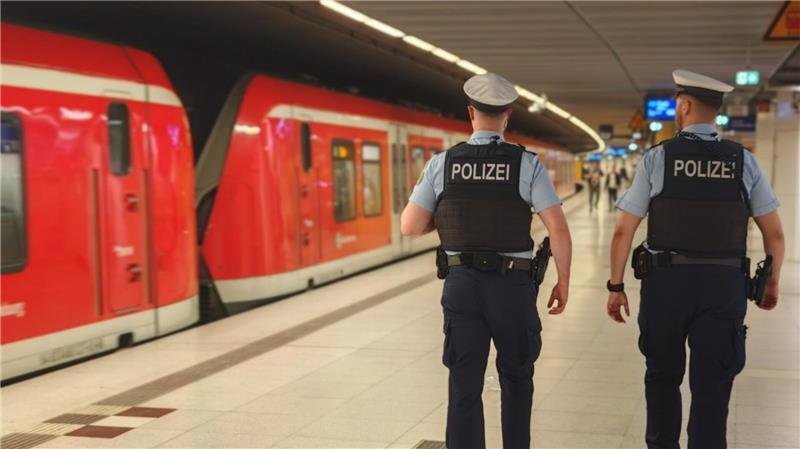 Mann masturbiert in Hamburger S-Bahn - Junge Frau reagiert mutig Symbolbild.