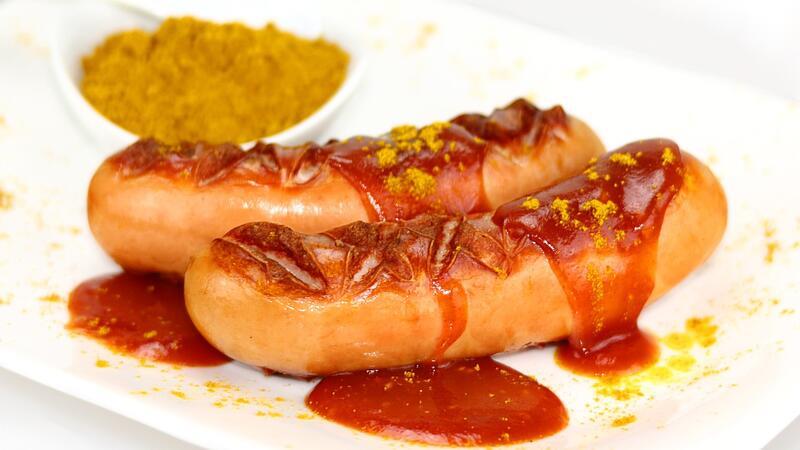 Mann stiehlt Currywurst in seiner Unterhose Symbolbild.
