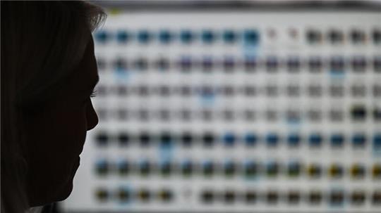 Eine Ermittlerin der Besonderen Aufbauorganisation BAO Fokus (Fallübergreifende Organisationsstruktur gegen Kinderpornografie und sexuellen Missbrauch von Kindern) sitzt im Landeskriminalamt Hessen vor einem Monitor mit Fotodateien. 