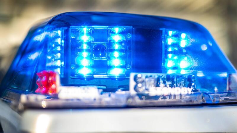 Das Blaulicht an einem Polizeiwagen ist eingeschaltet. 