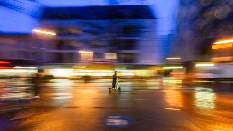 Mit mehr als 40 km/h: 26-Jähriger rast auf frisiertem E-Scooter durch Rotenburg Symbolbild.