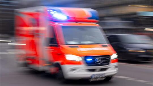 ARCHIV - Ein Rettungswagen der Feuerwehr fährt mit Blaulicht zum Einsatz (Aufnahme mit Langzeitbelichtung). Foto: Monika Skolimowska/dpa