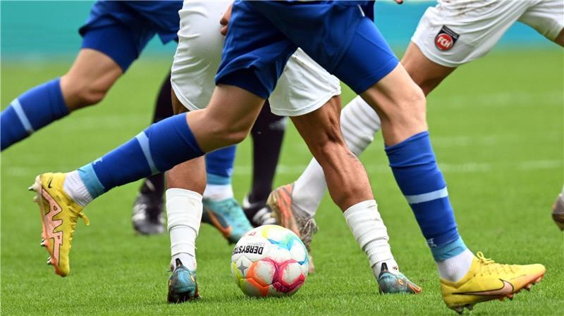 Spätes Comeback bleibt wertlos: A/O scheidet aus dem Bezirkspokal aus Fußballspieler kämpfen um den Ball.