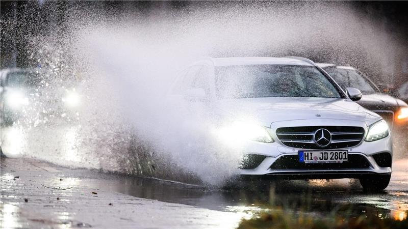 Sturm am Steuer – So fahren Sie sicherer bei starkem Wind Symbolbild: Auto fahren unter stürmischen Bedingungen
