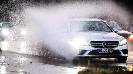 Sturm am Steuer – So fahren Sie sicherer bei starkem Wind Symbolbild: Auto fahren unter stürmischen Bedingungen