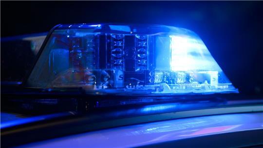 Symbolbild: Ein Blaulicht leuchtet auf einem Einsatzfahrzeuge der Polizei.
