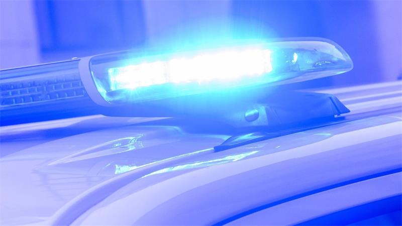 Symbolbild: Ein Blaulicht leuchtet auf einem Einsatzfahrzeug der Polizei. 