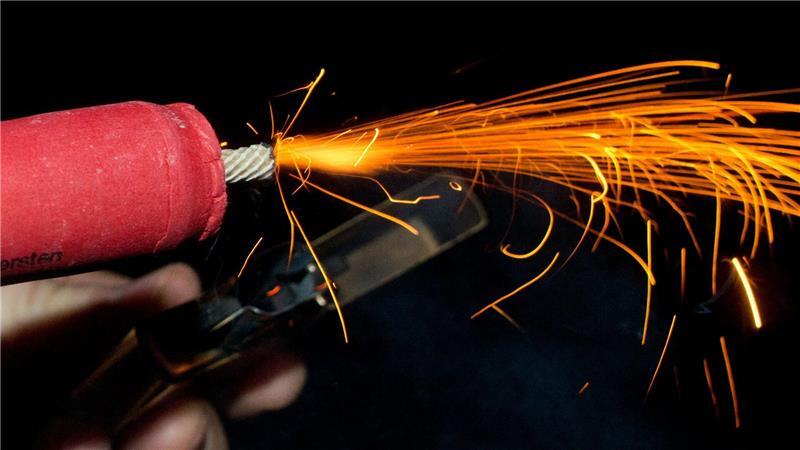 Symbolbild: Ein Böller wird angezündet.