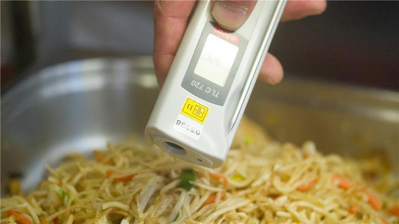 Beliebtes Asia- und Sushi-Lokal im Visier der Lebensmittelkontrolleure Symbolbild: Ein Lebensmittelkontrolleur überprüft bei einer Betriebskontrolle die Temperatur von Asia-Nudeln.