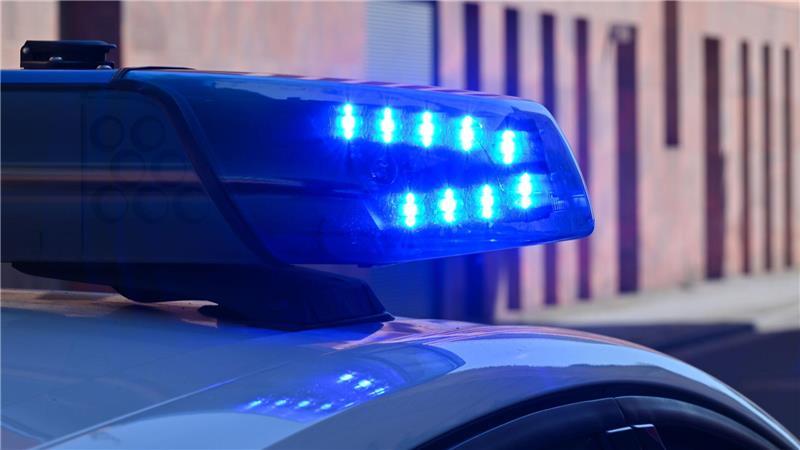 Schülerin bei Autounfall verletzt: Mann begeht Fahrerflucht Symbolbild: Ein Polizeifahrzeug fährt mit Blaulicht.