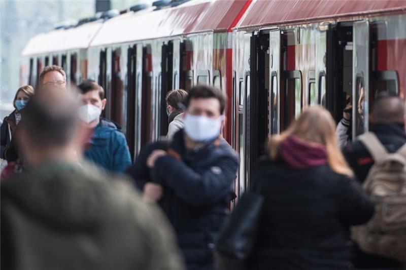 Tschentscher will Maskenpflicht im ÖPNV bis zum Frühling beibehalten Symbolbild. Foto: Daniel Bockwoldt/dpa