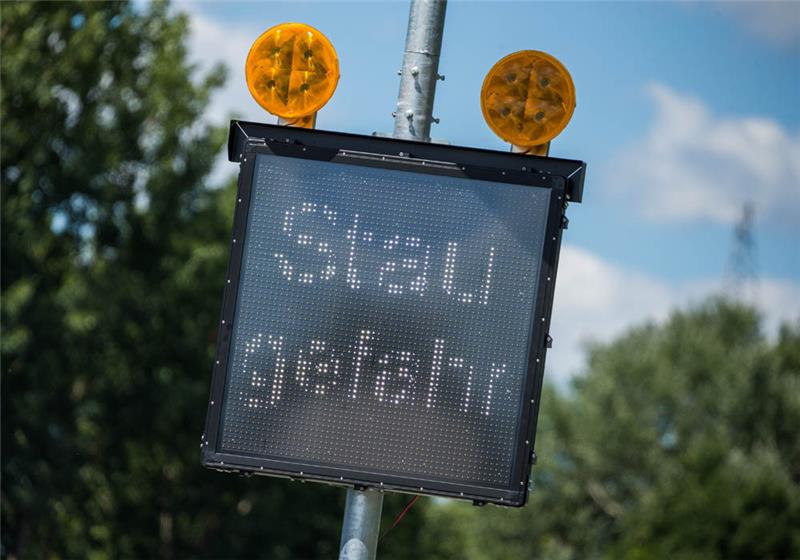 Lkw kollidiert mit Auto - Langer Stau im Berufsverkehr auf A 7 Symbolbild. Foto: Mohssen Assanimoghaddam/dpa