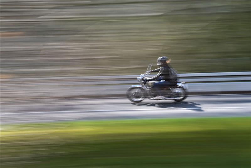 Motorradfahrer rast mit 140 km/h über Kreisstraße Symbolbild. Foto: dpa