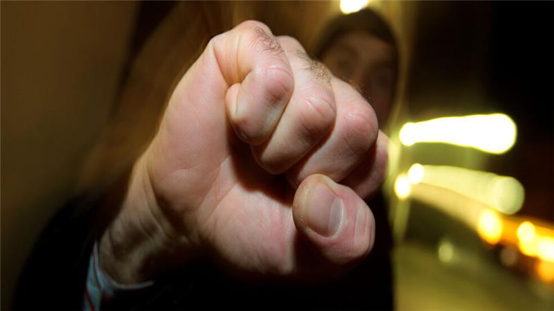 Angespuckt und gebissen: Randalierer attackiert Passanten und verletzt mehrere Polizisten Symbolbild. Foto: dpa