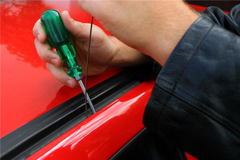 Drei Autos am Buxtehuder Bahnhof aufgebrochen Symbolbild. Foto: dpa