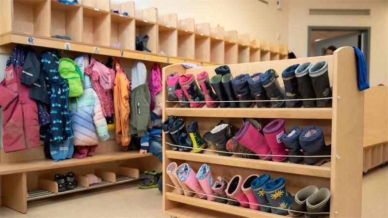 85 freie Kita-Plätze: Lühe prüft neue Betreuungsangebote Symbolbild: Kinderstiefel sollen weiter die Regale in den Kindertagesstätten der Samtgemeinde Lühe füllen, angedacht sind neue Angebote wie eine Früh-Krippe und eine I-Gruppe.