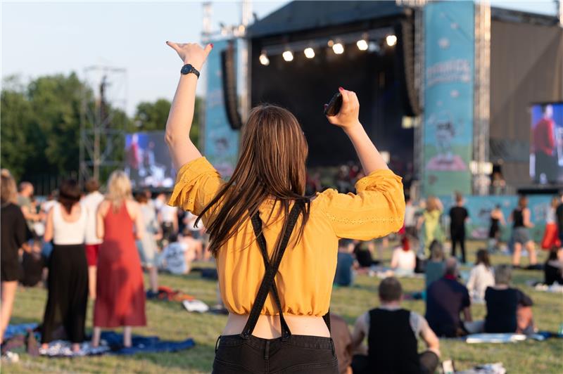 Symbolbild Tanzen im Freien Foto: Sebastian Kahnert/dpa-Zentralbild/dpa