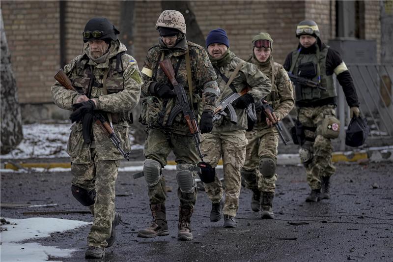 Symbolbild: Ukrainische Soldaten marschieren durch Irpin. Aus der umkämpften ukrainischen Stadt Irpin sind nach Behördenangaben bisher etwa 3000 Menschen in Sicherheit gebracht worden. Foto: Vadim Ghirda/AP/dpa
