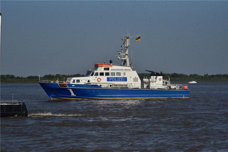 Sportboot sinkt im Hafen Neuhaus - Oste gesperrt Symbolbild: Wasserschutzpolizei
