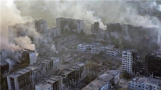 Ukrainische Drohnen beschädigen Talsperre von Belgorod  Dieses Foto aus einem vom ukrainischen Tsunami Assault Regiment, Liut Brigade, über AP veröffentlichten Video zeigt die nordöstliche Frontstadt Wowtschansk, während des schweren Bombardements durch russische Streitkräfte am 28. Mai 2024.