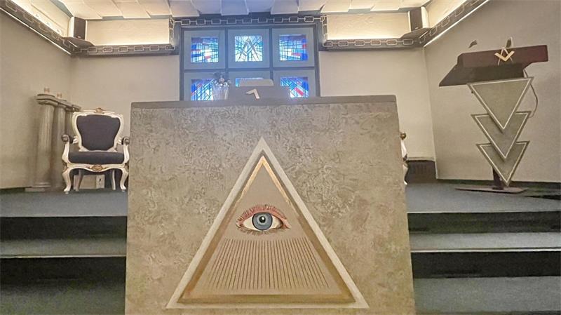 Geheimnisvolle Welt: Stader Freimaurer gewähren seltene Einblicke Symbole spielen bei den Freimaurern eine wichtige Rolle. Das Bild zeigt das Auge der Vorsehung, das den Altar im Tempel der Loge in Stade schmückt.