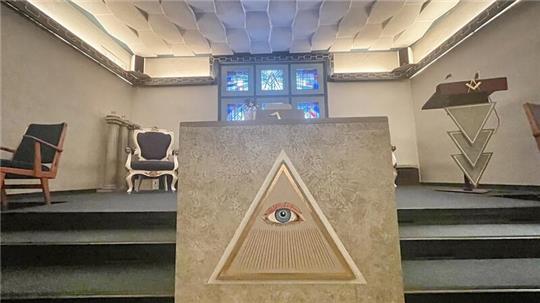 Symbole spielen bei den Freimaurern eine wichtige Rolle. Das Bild zeigt das Auge der Vorsehung, das den Altar im Tempel der Loge in Stade schmückt.